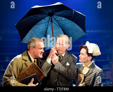 Da sinistra a destra: Hugh Bonneville come C.S. Lewis, Andrew Havill come Warnie, Liz bianco come gioia Gresham in Shadowlands da William Nicholson, Chichester Theatre. Foto Stock