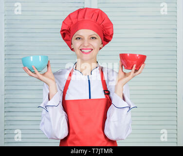 Calcolare la normale porzione di cibo. Calcola il tuo cibo porzioni dimensioni. La dieta e dieta concetto. Donna cuocere tenere bocce. Come molte porzioni desiderate mangiare. Calcolare la quantità di calorie si consumano. Foto Stock