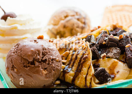 Gustosi pancake con gelato al cioccolato cialda croccante di panna montata con brownies ciliegia e mandorla sciroppo di cioccolato sulla parte superiore.servite frittelle crepes sul pl Foto Stock