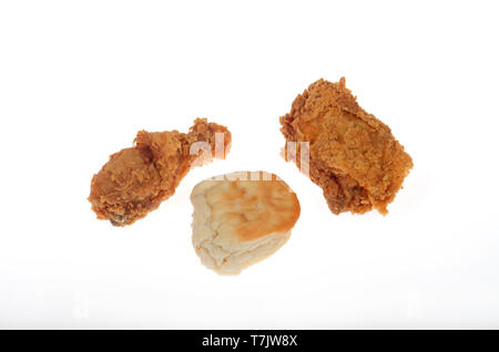 KFC croccante fritto di pollo coscia, coscia e biscuit su sfondo bianco Foto Stock