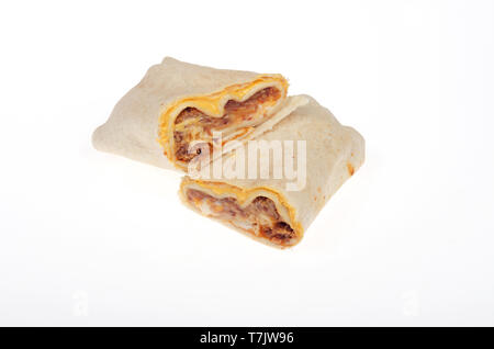 Burrito tagliato a metà su sfondo bianco Foto Stock