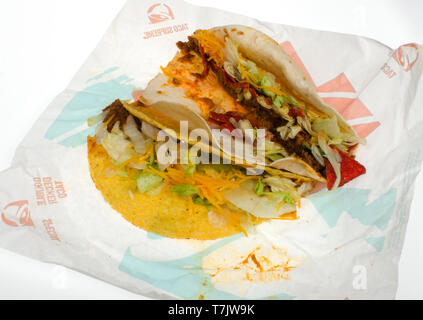 2 Taco Bell tacos sull'involucro, 1 croccante Taco guscio rigido e 1 caricata Nacho Taco piccante guscio morbido sull'involucro Foto Stock