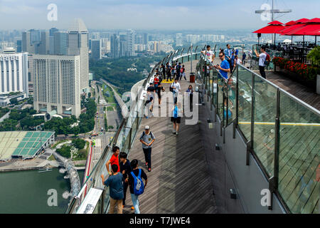 Il Marina Bay Sands Hotel SkyPark Observation Deck, Singapore, Sud-est asiatico Foto Stock