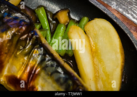 Deliziosa japan food style menu.tradizionale giapponese del cibo locale di Saba alla griglia con salsa teriyaki sulla padella calda.chef giapponese a cottura restaura giapponese Foto Stock