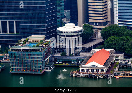 Il Fullerton Bay Hotel e lo skyline di Singapore, Singapore, Sud-est asiatico Foto Stock