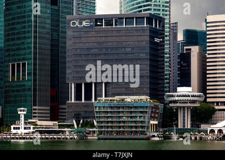 Il Fullerton Bay Hotel e lo skyline di Singapore, Singapore, Sud-est asiatico Foto Stock