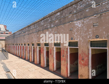 Le celle di isolamento in numero quattro di carcere, Constitution Hill, Johannesburg, Sud Africa Foto Stock