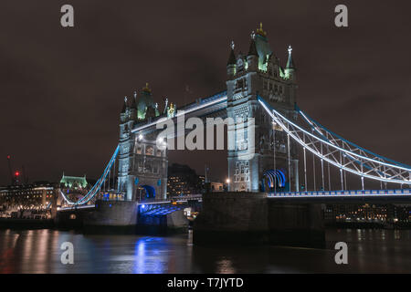 Vista notturna del Ponte della Torre di Londra Foto Stock