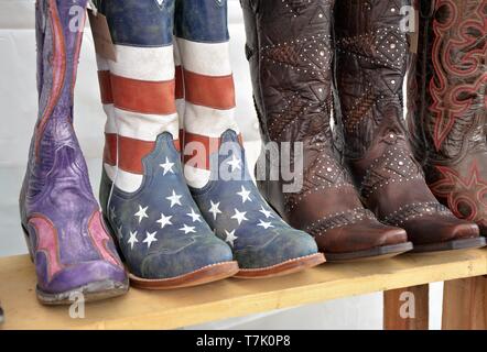 Usato stivali da cowboy americano a stelle e strisce su di loro per cowgirls NEGLI STATI UNITI Foto Stock
