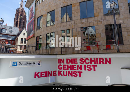 Frankfurt am Main, Die neue Altstadt, Altstadtviertel zwischen Römer und Dom, Schirn Kunsthalle, U-Bahn Eingang, Haltestelle Dom/Römer, Werbeslogan f Foto Stock