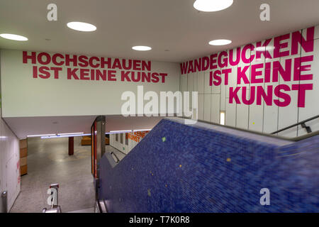 Frankfurt am Main, Die neue Altstadt, Altstadtviertel zwischen Römer und Dom, Schirn Kunsthalle, U-Bahn Eingang, Haltestelle Dom/Römer, Werbeslogan f Foto Stock