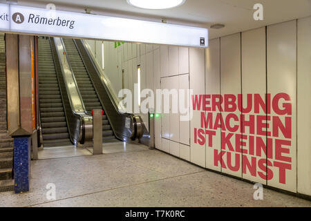 Frankfurt am Main, Die neue Altstadt, Altstadtviertel zwischen Römer und Dom, Schirn Kunsthalle, U-Bahn Eingang, Haltestelle Dom/Römer, Werbeslogan f Foto Stock