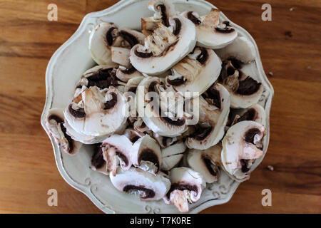 Tagliate a fette di funghi bianco sul recipiente rustico Foto Stock