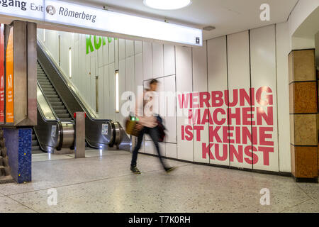 Frankfurt am Main, Die neue Altstadt, Altstadtviertel zwischen Römer und Dom, Schirn Kunsthalle, U-Bahn Eingang, Haltestelle Dom/Römer, Werbeslogan f Foto Stock