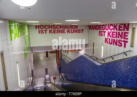 Frankfurt am Main, Die neue Altstadt, Altstadtviertel zwischen Römer und Dom, Schirn Kunsthalle, U-Bahn Eingang, Haltestelle Dom/Römer, Werbeslogan f Foto Stock