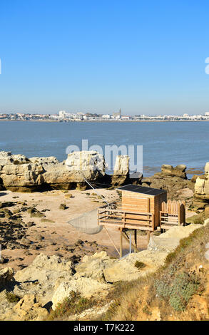 Francia, Charente Maritime, Royan, il lungomare, capanna su palafitte per Carrelet (Fisherman's hut) rete da pesca e sullo sfondo la chiesa di Notre Dame, interamente costruito in cemento, concepito dall'architetto Guillaume Gillet Foto Stock