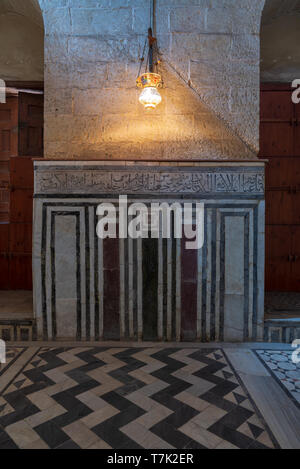 Parete di marmo decorato con caratteristiche geometriche e motivi floreali a Sultan al Ghuri Mausoleo, vecchio Cairo, Egitto Foto Stock