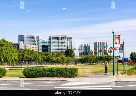 5 maggio 2019 San Jose / CA / STATI UNITI D'AMERICA - San Jose skyline del centro come si vede dal piccolo quartiere Italia su una soleggiata giornata di primavera; Silicon Valley, Califo Foto Stock