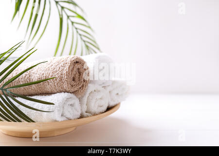 Composizione Spa. Asciugamani bianchi laminati. Candela a forma di rosa.  Fiore verde. Primo piano Foto stock - Alamy