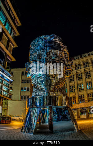 Praga Repubblica Ceca, Aprile 4, 2019. La metamorfosi ruotando 42 Strato-scultura di Franz Kafka la testa da David Cerny alla sera con l elettrico Foto Stock