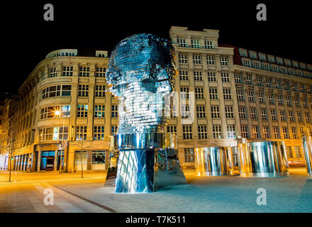 Praga Repubblica Ceca, Aprile 4, 2019. La metamorfosi ruotando 42 Strato-scultura di Franz Kafka la testa da David Cerny alla sera con l elettrico Foto Stock