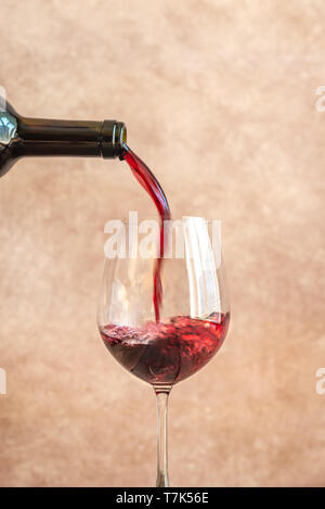 Vino rosso versando in vetro di close-up Foto Stock