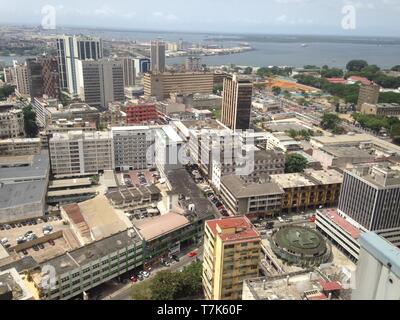 Città di Abidjan da sky girato dall'edificio Foto Stock