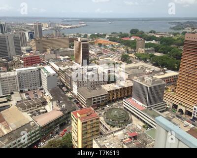 Città di Abidjan da sky girato dall'edificio Foto Stock