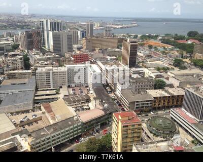 Città di Abidjan da sky girato dall'edificio Foto Stock