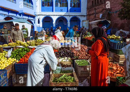 Chefchaouen, Marocco : donne marocchine negozio di frutta e verdura presso Plaza Bab Suk piazza del mercato, nel blu-lavato medina old town. Foto Stock