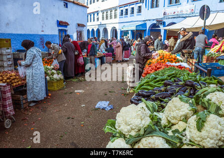 Chefchaouen, Marocco : donne marocchine negozio di frutta e verdura presso Plaza Bab Suk piazza del mercato, nel blu-lavato medina old town. Foto Stock