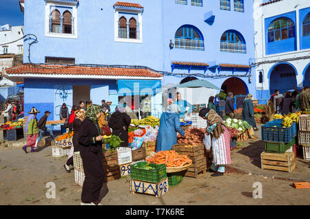 Chefchaouen, Marocco : donne marocchine negozio di frutta e verdura presso Plaza Bab Suk piazza del mercato, nel blu-lavato medina old town. Foto Stock