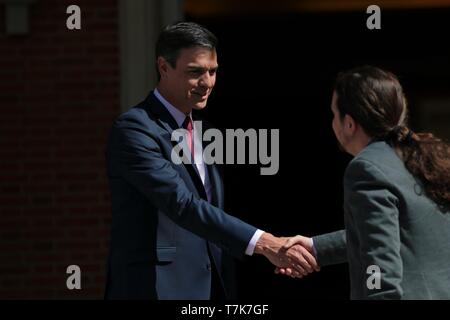 Madrid, Spagna. 07 Maggio, 2019. Madrid Spagna; 07/05/2019. Il presidente del governo spagnolo Pedro Sánchez, riceve il leader del Partito Podemos (Possiamo) Pablo Iglesias alla Moncloa Palace nel primo round di contatti avviati dal Chief Executive dopo le elezioni generali del 28 aprile ( 28A) Sanchez ha iniziato a questo round, di aprire canali di dialogo per il buongoverno e verificare il comportamento delle parti rivolta verso l investitura nel parlamento del Regno di Spagna Credito: Juan Carlos Rojas/Picture Alliance | in tutto il mondo di utilizzo/dpa/Alamy Live News Foto Stock