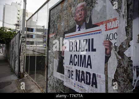 7 maggio 2019 - SÃ£O Paulo, SÃ£o Paulo, Brasile - SÃ£o Paulo (SP), 07/05/2019 - frumento-incolla Donald Trump - Frumento-incolla con l immagine del presidente Donald Trump tenendo un cartello che recita: Brasile sopra, nulla di quanto si è visto per le strade di Sao Paulo. (Credito Immagine: © Cris Faga/ZUMA filo) Foto Stock