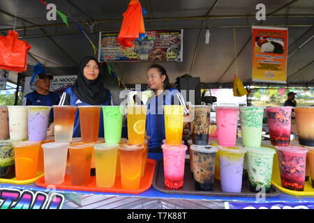 Bandar Seri Begawan, Brunei. Il 7 maggio, 2019. Le persone vendono bevande presso il locale mercato del Ramadan in Bandar Seri Begawan, capitale del Brunei, 7 maggio 2019. I musulmani in Brunei osservato il primo giorno del mese sacro del Ramadan il martedì. Musulmani locali e turisti accorsi per il Ramadan ai mercati di preparare per il fast-rompendo la cena dopo il tramonto. Credito: Jeffrey Wong/Xinhua/Alamy Live News Foto Stock