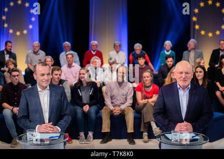 Colonia, Germania. 07 Maggio, 2019. Manfred Weber (l, EVP) e Frans Timmermans (SPE), parte superiore i candidati per le elezioni europee, stanno fianco a fianco nella parte anteriore della trasmissione live 'arena elettorale per le elezioni europee' in studio televisivo. Credito: Rolf Vennenbernd/dpa/Alamy Live News Foto Stock