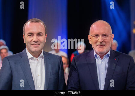 Colonia, Germania. 07 Maggio, 2019. Manfred Weber (l, EVP) e Frans Timmermans (SPE), parte superiore i candidati per le elezioni europee, stanno fianco a fianco nella parte anteriore della trasmissione live 'arena elettorale per le elezioni europee' in studio televisivo. Credito: Rolf Vennenbernd/dpa/Alamy Live News Foto Stock