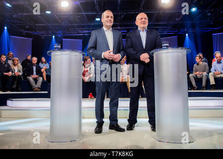 Colonia, Germania. 07 Maggio, 2019. Manfred Weber (l, EVP) e Frans Timmermans (SPE), parte superiore i candidati per le elezioni europee, stanno fianco a fianco nella parte anteriore della trasmissione live 'arena elettorale per le elezioni europee' in studio televisivo. Credito: Rolf Vennenbernd/dpa/Alamy Live News Foto Stock