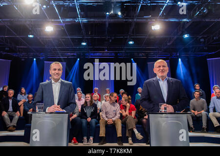 Colonia, Germania. 07 Maggio, 2019. Manfred Weber (l, EVP) e Frans Timmermans (SPE), parte superiore i candidati per le elezioni europee, stanno fianco a fianco nella parte anteriore della trasmissione live 'arena elettorale per le elezioni europee' in studio televisivo. Credito: Rolf Vennenbernd/dpa/Alamy Live News Foto Stock