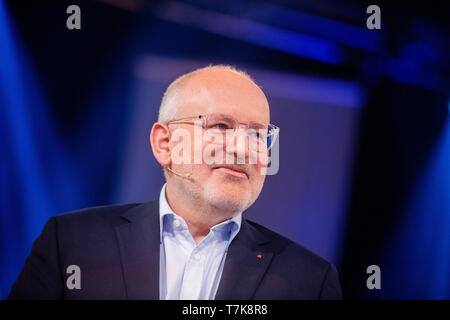 Colonia, Germania. 07 Maggio, 2019. Frans Timmermans (PES), il principale candidato per le elezioni europee, sta per trasmettere il programma live 'arena elettorale per le elezioni europee' in studio televisivo. Credito: Rolf Vennenbernd/dpa/Alamy Live News Foto Stock