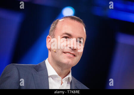 Colonia, Germania. 07 Maggio, 2019. Manfred Weber (EVP), top candidato per le elezioni europee, è sull orlo della trasmissione live 'arena elettorale per le elezioni europee' in studio televisivo. Credito: Rolf Vennenbernd/dpa/Alamy Live News Foto Stock