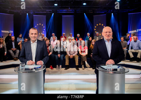 Colonia, Germania. 07 Maggio, 2019. Manfred Weber (l, EVP) e Frans Timmermans (SPE), parte superiore i candidati per le elezioni europee, stanno fianco a fianco nella parte anteriore della trasmissione live 'arena elettorale per le elezioni europee' in studio televisivo. Credito: Rolf Vennenbernd/dpa/Alamy Live News Foto Stock