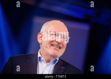 Colonia, Germania. 07 Maggio, 2019. Frans Timmermans (PES), il principale candidato per le elezioni europee, sta per trasmettere il programma live 'arena elettorale per le elezioni europee' in studio televisivo. Credito: Rolf Vennenbernd/dpa/Alamy Live News Foto Stock