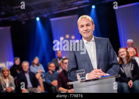 Colonia, Germania. 07 Maggio, 2019. Manfred Weber (EVP), top candidato per le elezioni europee, è sull orlo della trasmissione live 'arena elettorale per le elezioni europee' in studio televisivo. Credito: Rolf Vennenbernd/dpa/Alamy Live News Foto Stock