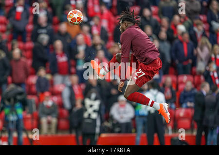 Liverpool, Regno Unito. 07 Maggio, 2019. Il 7 maggio 2019, Anfield Stadium, Liverpool, in Inghilterra; la UEFA Champions League Semi Finale, la seconda gamba, Liverpool FC vs FC Barcellona ; Divock Origi (27) di Liverpool riscaldamento Credito: Terry Donnelly/News immagini Credito: News immagini /Alamy Live News Foto Stock