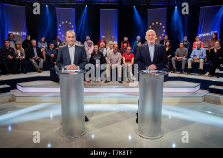 Colonia, Germania. 07 Maggio, 2019. Manfred Weber (l, EVP) e Frans Timmermans (SPE), parte superiore i candidati per le elezioni europee, stanno fianco a fianco nella parte anteriore della trasmissione live 'arena elettorale per le elezioni europee' in studio televisivo. Credito: Rolf Vennenbernd/dpa/Alamy Live News Foto Stock