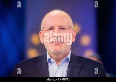 Colonia, Germania. 07 Maggio, 2019. Frans Timmermans (PES), il principale candidato per le elezioni europee, sta per trasmettere il programma live 'arena elettorale per le elezioni europee' in studio televisivo. Credito: Rolf Vennenbernd/dpa/Alamy Live News Foto Stock