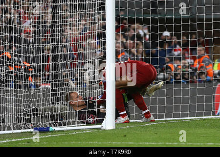 Georginio Wijnaldum di Liverpool tenta di recuperare la palla da Barcellona il portiere Marc-andré ter Stegen dopo aver segnato il suo team obiettivo 2a. UEFA Champions League semi final, seconda gamba corrispondono, Liverpool v Barcellona ad Anfield Stadium di Liverpool martedì 7 maggio 2019. Questa immagine può essere utilizzata solo per scopi editoriali. Solo uso editoriale, è richiesta una licenza per uso commerciale. Nessun uso in scommesse, giochi o un singolo giocatore/club/league pubblicazioni. pic da Chris Stading/Andrew Orchard fotografia sportiva/Alamy Live news Foto Stock