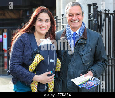 Golders Green, Londra, Regno Unito, 07 maggio 2019. MP Luciana Berger, sinistra(Modifica UK portavoce per gli affari interni, Salute, digitale e cultura), con MEP candidato (ed ex emittente) Gavin Esler, destra. Berger, Esler e diversi di parte del London MEP candidati fuori mano volantini su una strada per promuovere il cambiamento nel Regno Unito (Il gruppo indipendente) partito vicino a Golders Green La stazione della metropolitana di Londra. Credito: Imageplotter/Alamy Live News Foto Stock