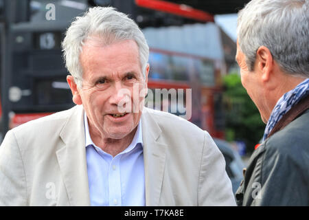 Golders Green, Londra, Regno Unito, 07 maggio 2019. Veterano corrispondente di guerra e gli ex indipendenti di Mp Martin Bell, spesso noto come "l'uomo in abito bianco', chat al vecchio amico Gavin Esler ed esprime il suo sostegno. MP Luciana Berger, europarlamentare candidato (ed ex emittente) Gavin Esler e diversi di parte del London MEP candidati fuori mano volantini su una strada per promuovere il cambiamento nel Regno Unito (Il gruppo indipendente) partito vicino a Golders Green La stazione della metropolitana di Londra. Credito: Imageplotter/Alamy Live News Foto Stock